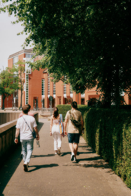 Students on a university campus (photo via Pexels)