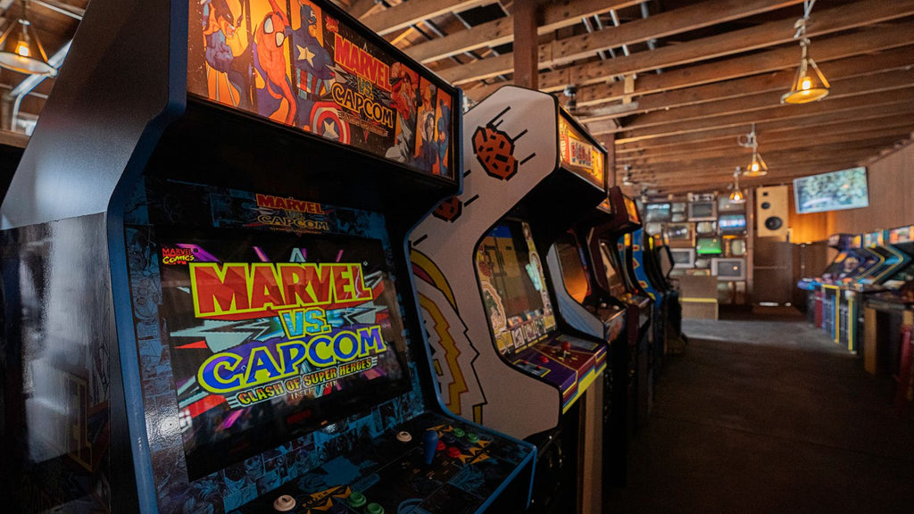 Row of retro arcade machines (photo via Pexels)