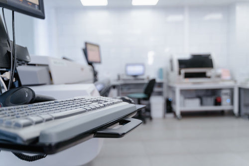 Researchers at work in a university research laboratory (photo via Pexels)